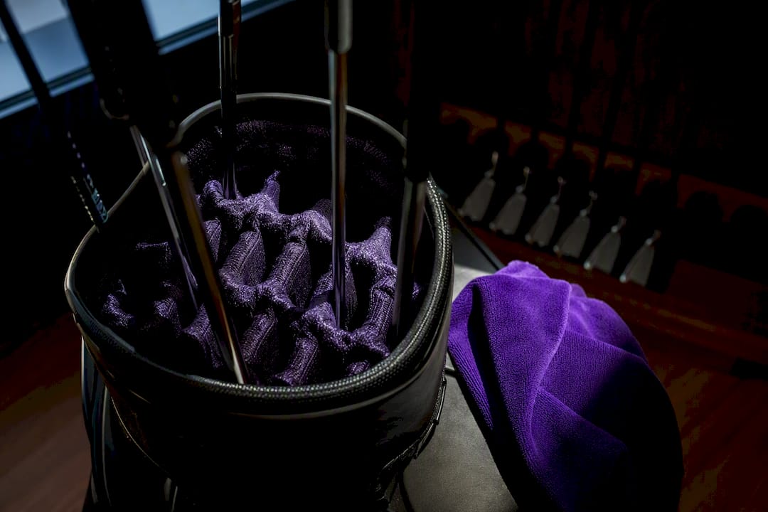 Golf club shafts separated by internal bag dividers